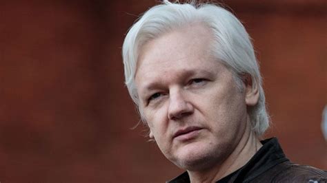 julian assange biographie courte